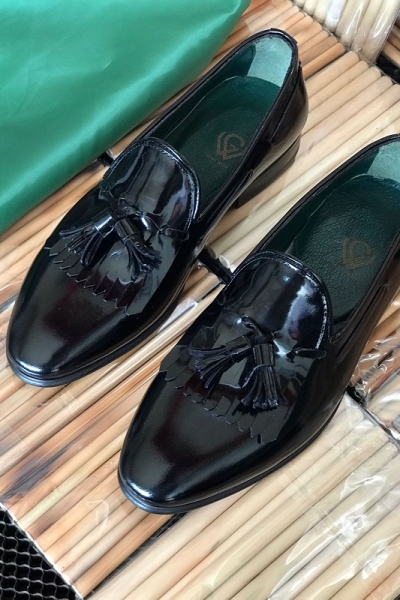 The Oth Kiltie Tassel Handmade Patent Loafer - Black