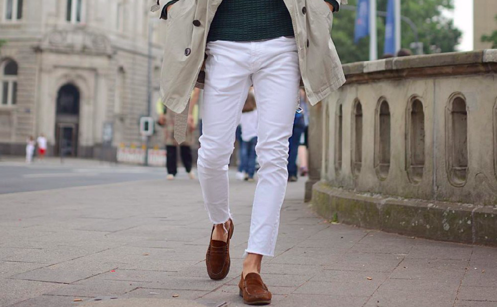 white jeans and white sneakers