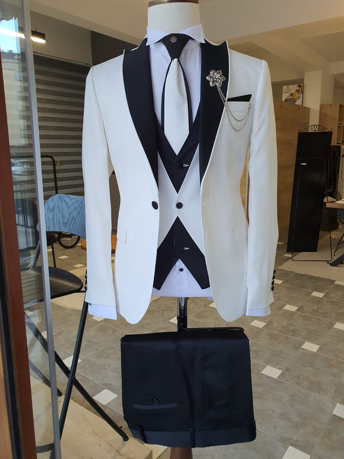 Buy White Slim Fit Peak Lapel Wedding Suit by GentWith | Free Shipping